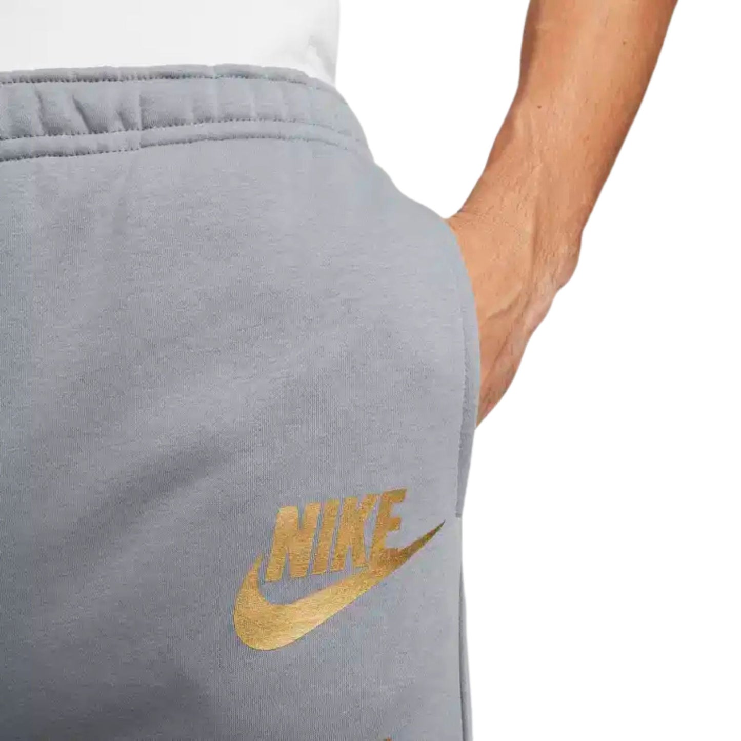 Onesizestore 
Pantalone Nike Sportswear Standard Issue FJ0550 065